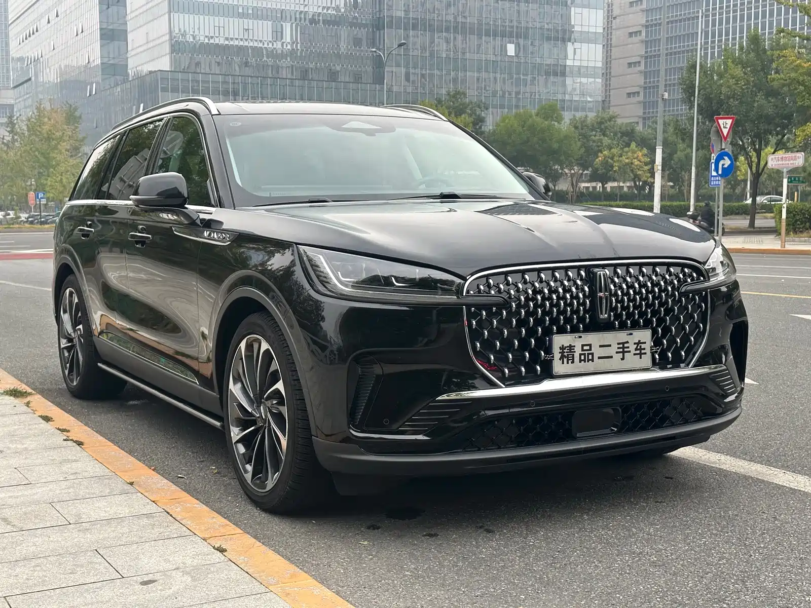 Photo 3 - Lincoln Aviator