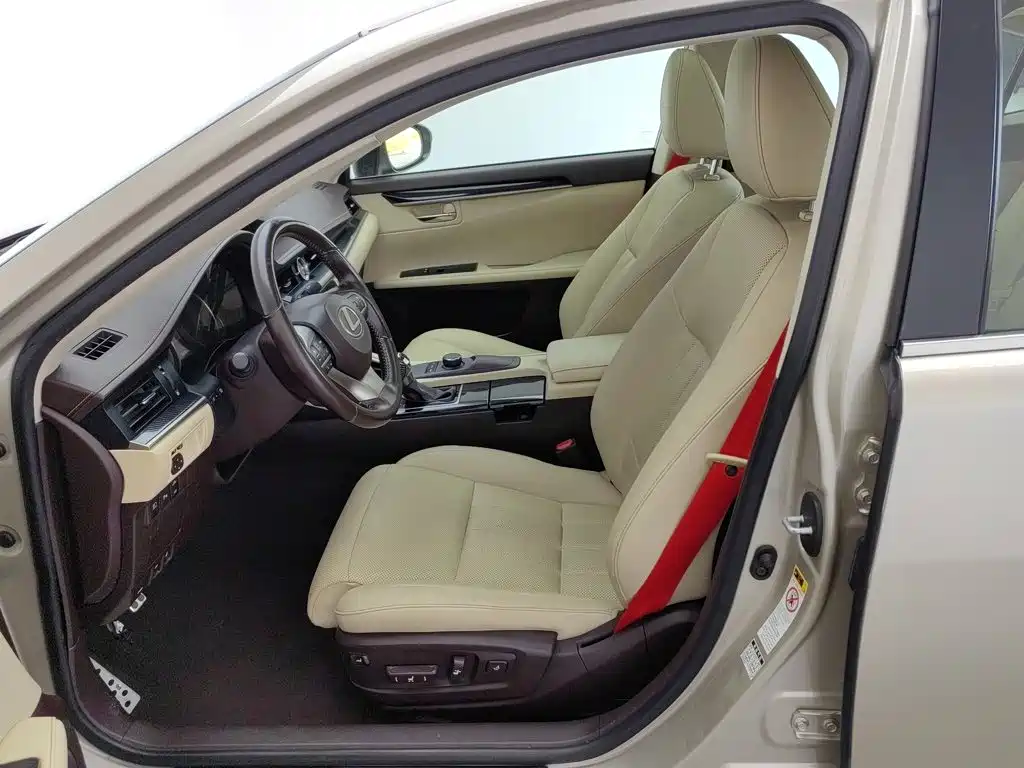 Фото 10 - Lexus ES
