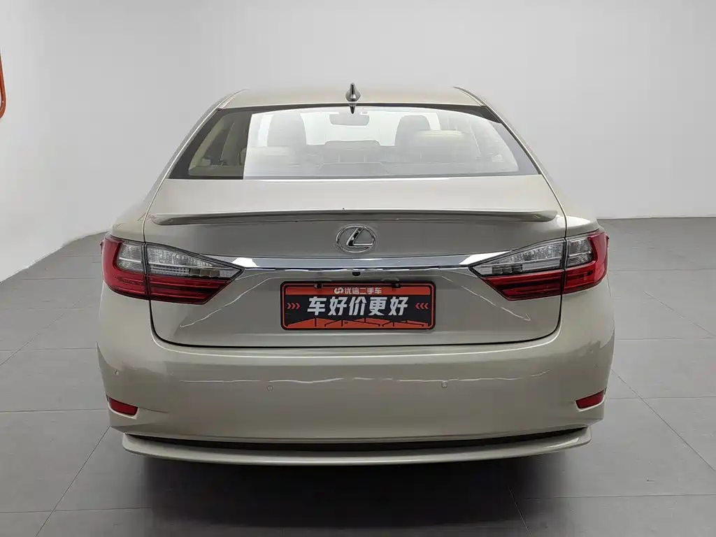 Фото 4 - Lexus ES