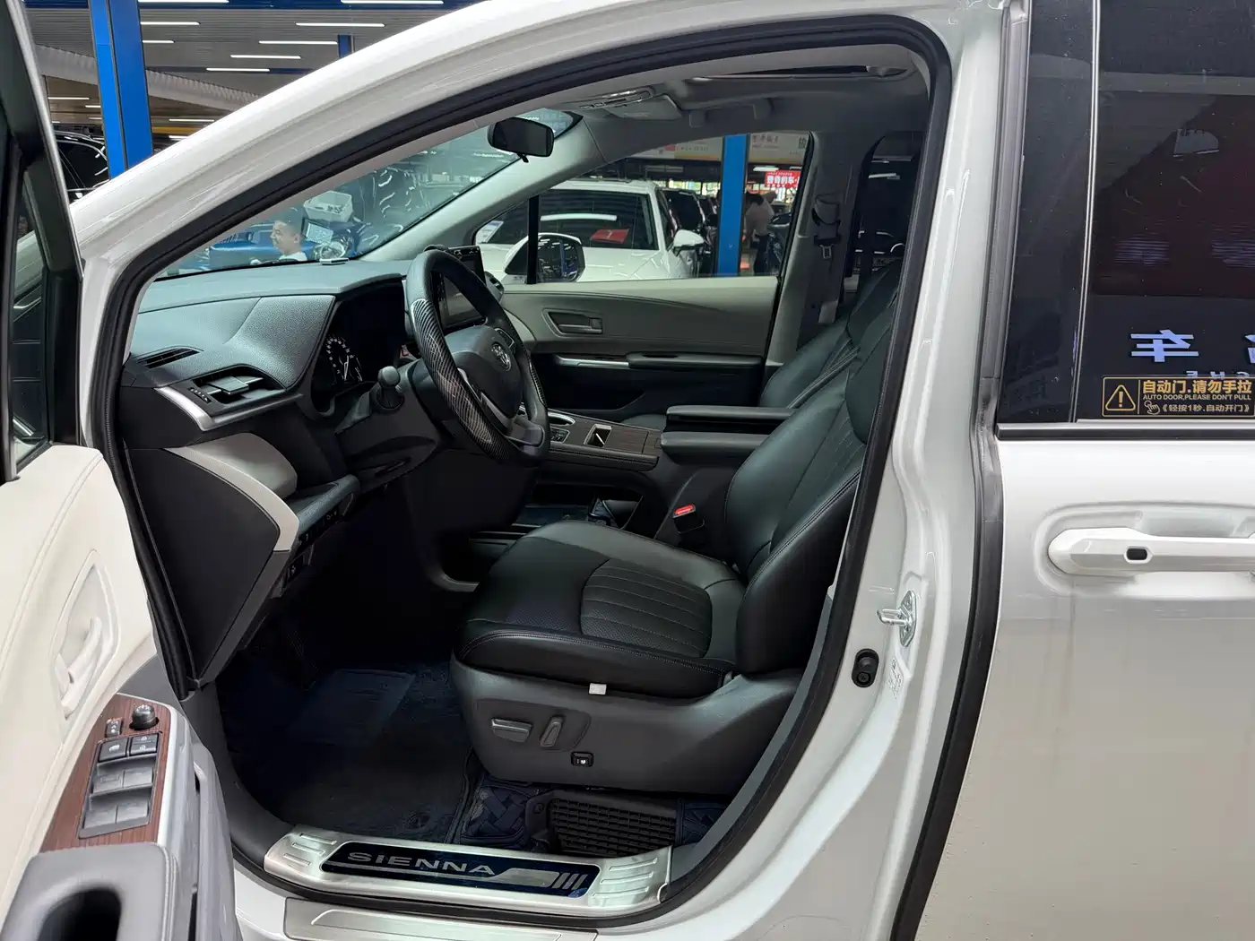 Toyota Sienna 2024 2.5L Hybrid Comfort Edition фото 6