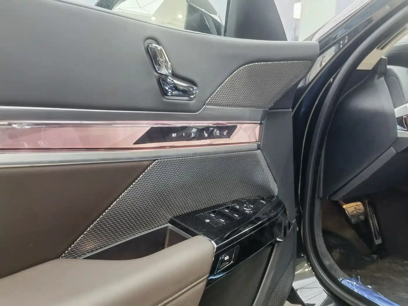 BMW 7 Series 2023 Model 740Li Leading M Sport Package фото 5