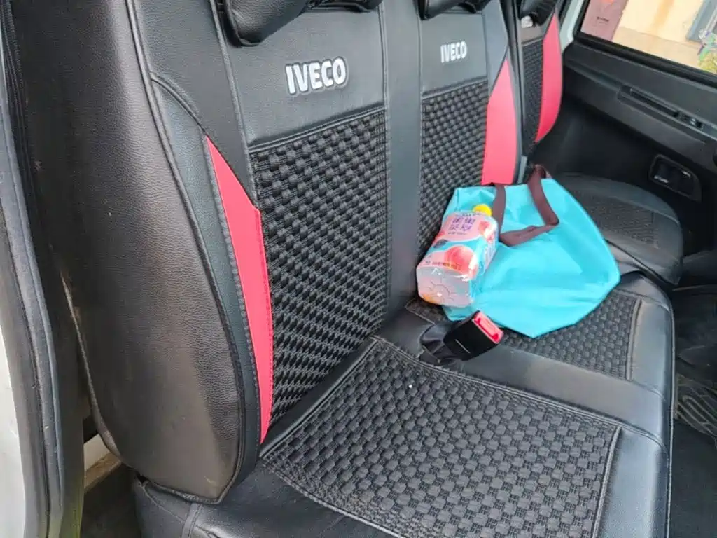 Iveco Daily 2024 2023 2.8T V35 Van Short Wheelbase Medium Roof Dual Tire Sliding Door 2-3 Seats