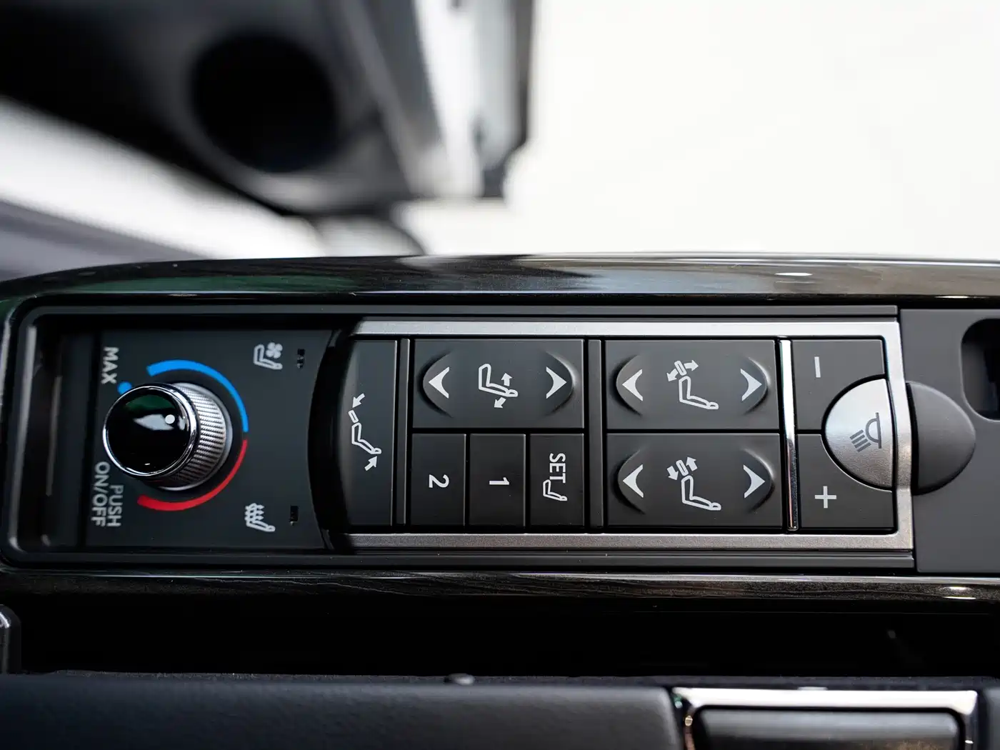 Lexus LM 2020 300h Seven-Seater Elegance Edition фото 15