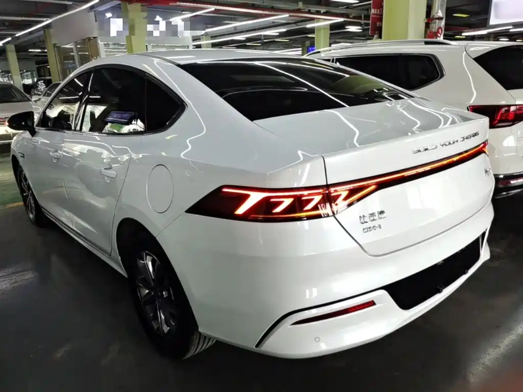 BYD Qin PLUS 2024 Glory Edition DM-i 55KM Leading фото 5