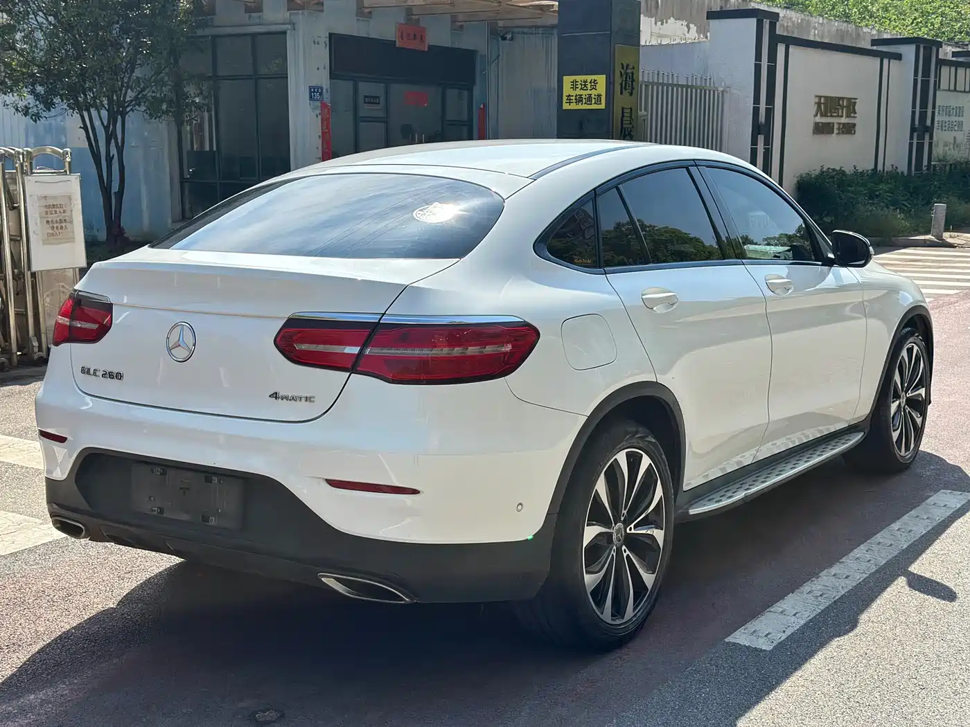Mercedes-Benz GLC Coupe 2017 GLC 260 4MATIC Coupe SUV фото 4