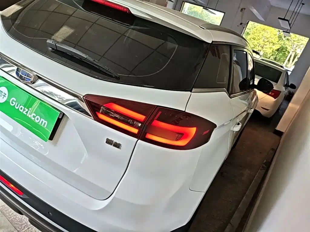Фото 7 - Geely Atlas