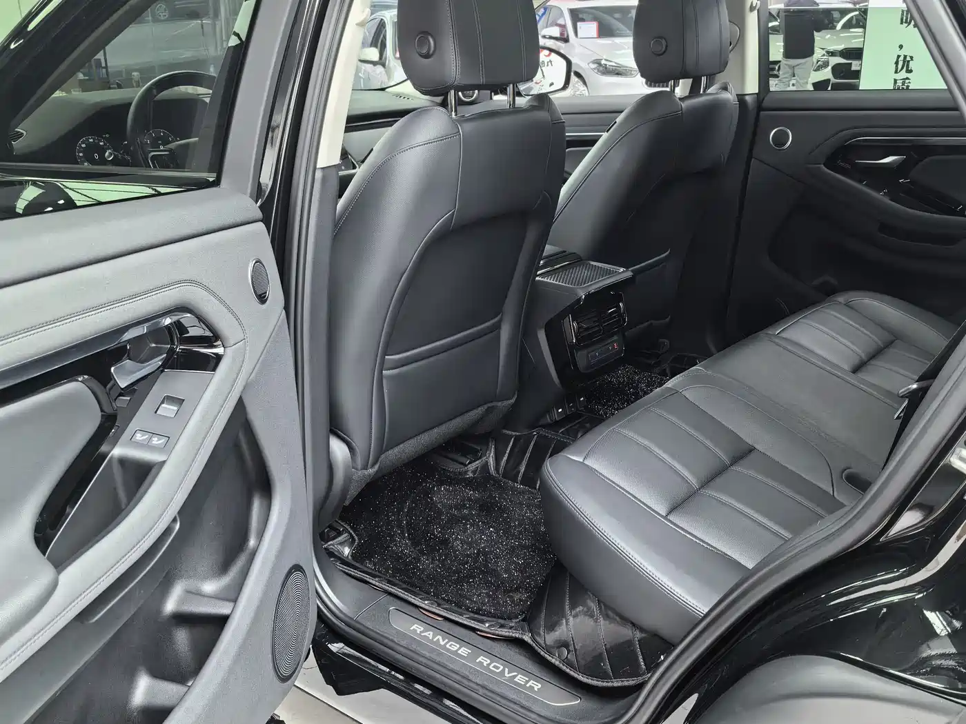Land Rover Range Rover Evoque 2023 Range Rover Evoque L 249PS Corinthian Bronze Special Edition фото 18