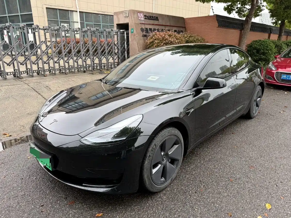 TESLA MODEL 3