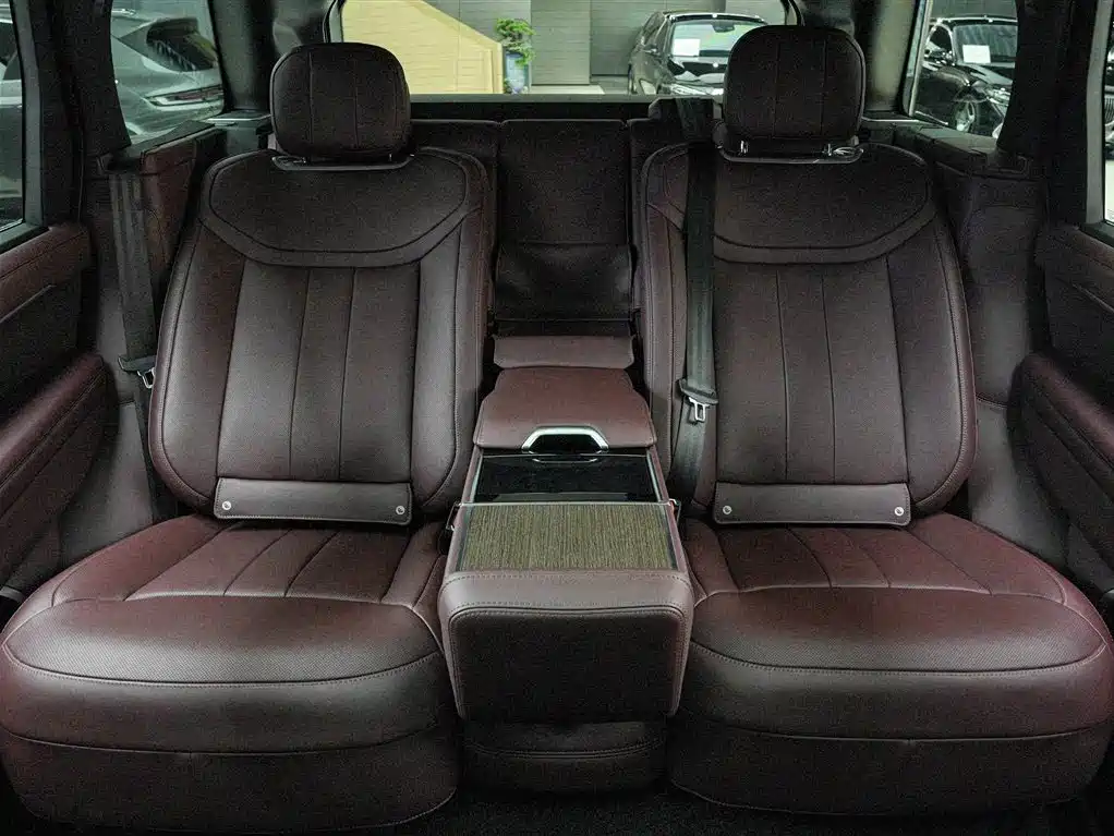Land Rover Range Rover 2025 3.0 L6 400PS Genesis Extended Wheelbase фото 14