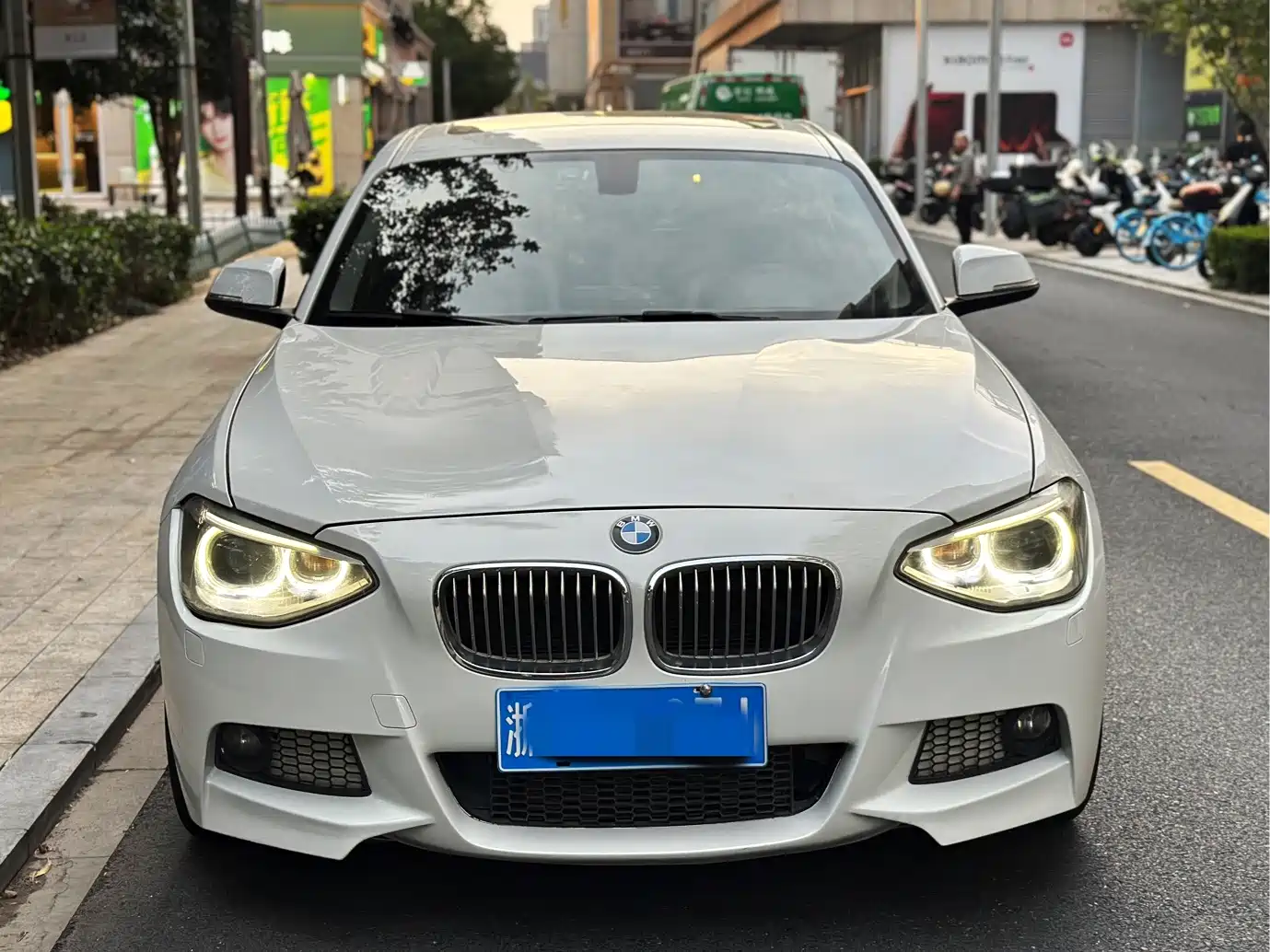 Photo 2 - BMW 1 Series (Import)
