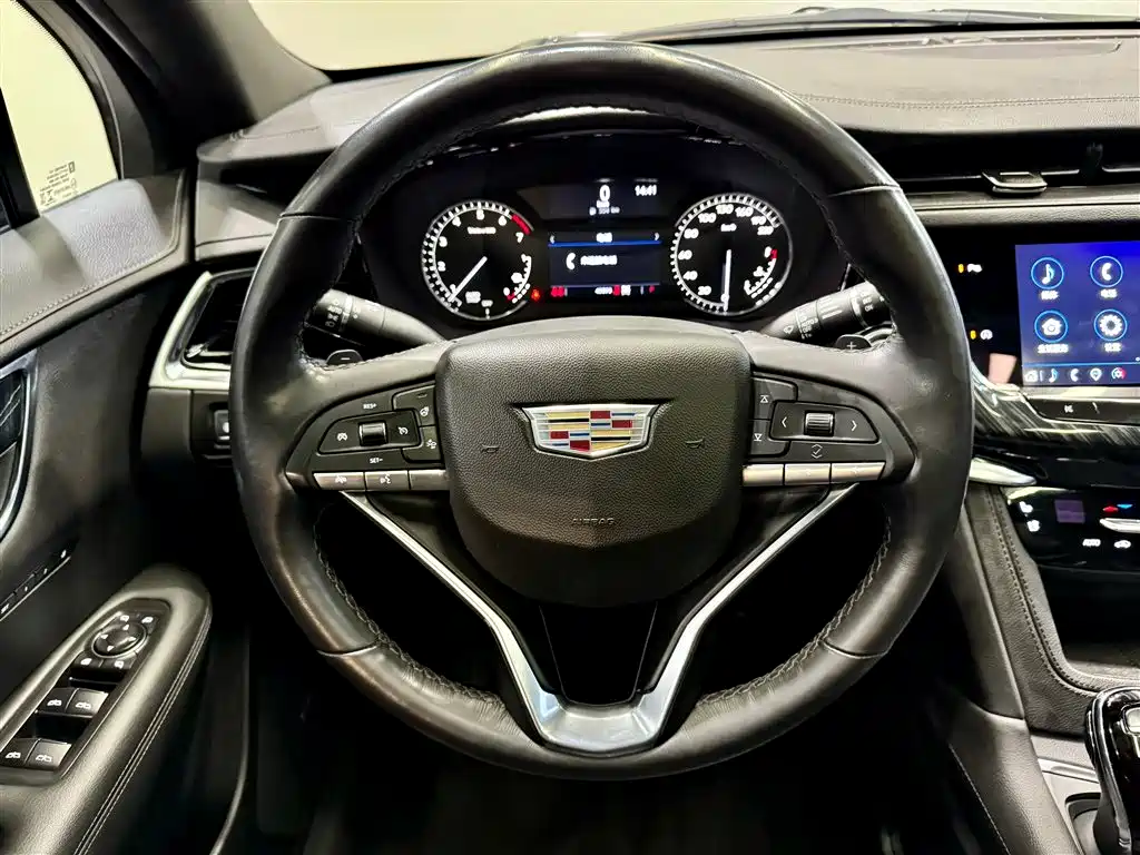 CADILLAC XT6
