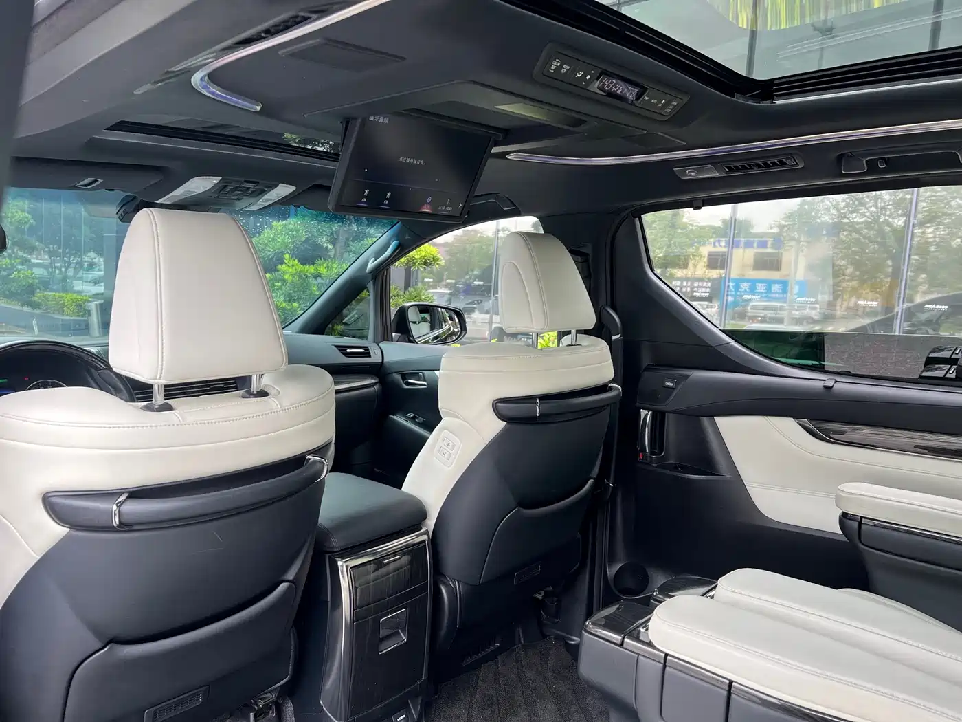 Lexus LM 2020 300h Seven-Seater Elegance Edition фото 21
