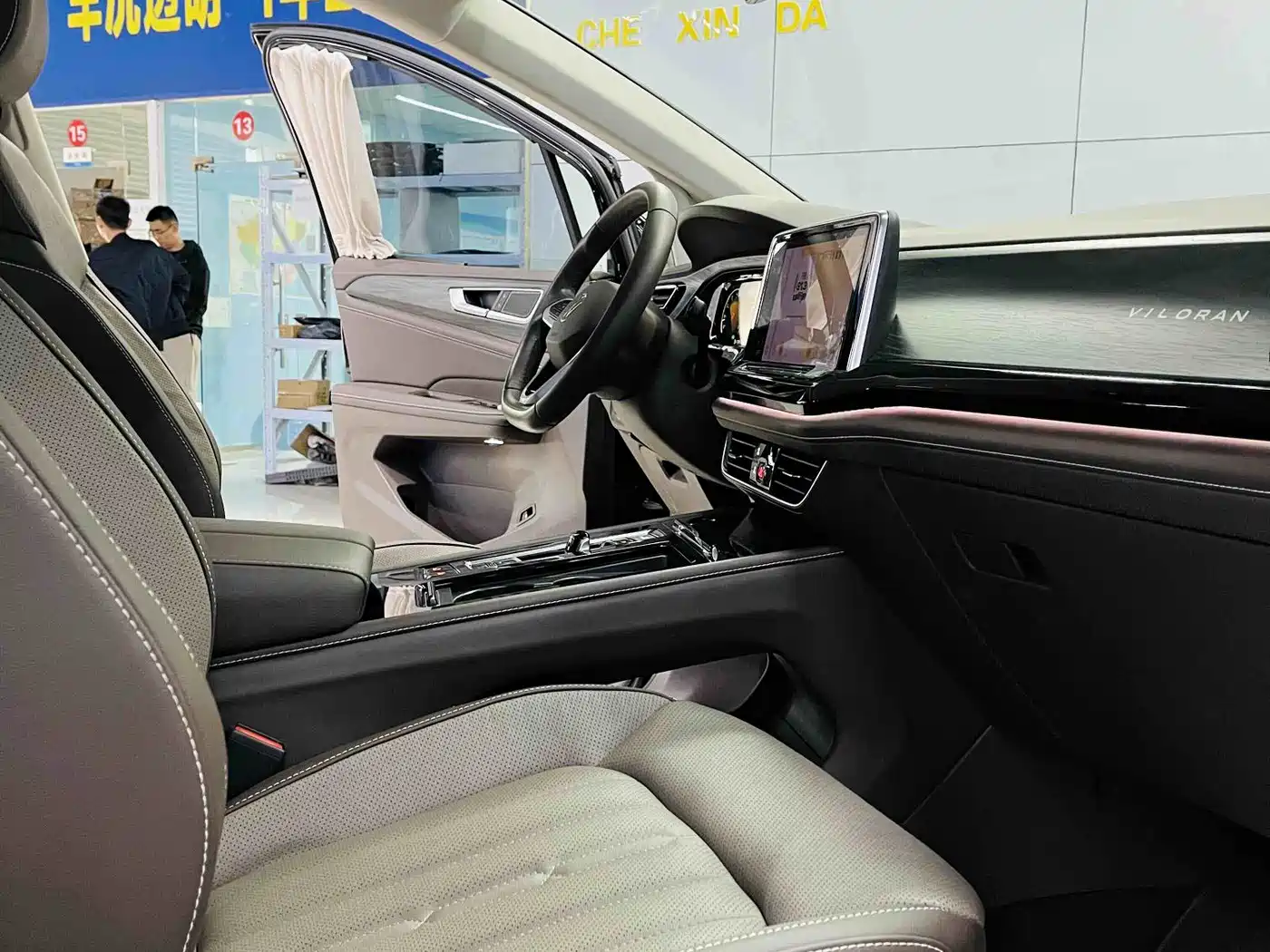 Volkswagen Viloran 2022 380TSI Premium Edition фото 5