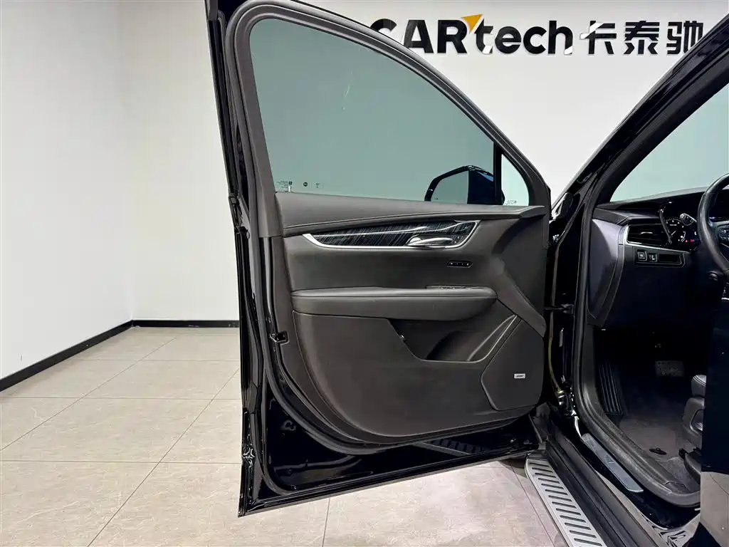 CADILLAC XT6