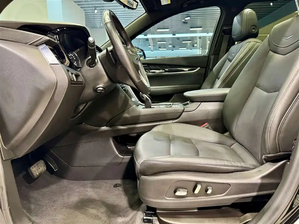 CADILLAC XT6
