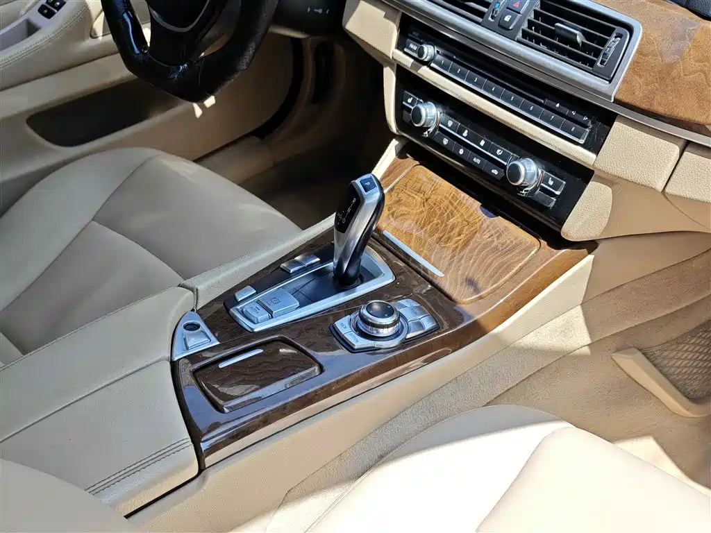 BMW 5 Series 2011 528Li Leading фото 14