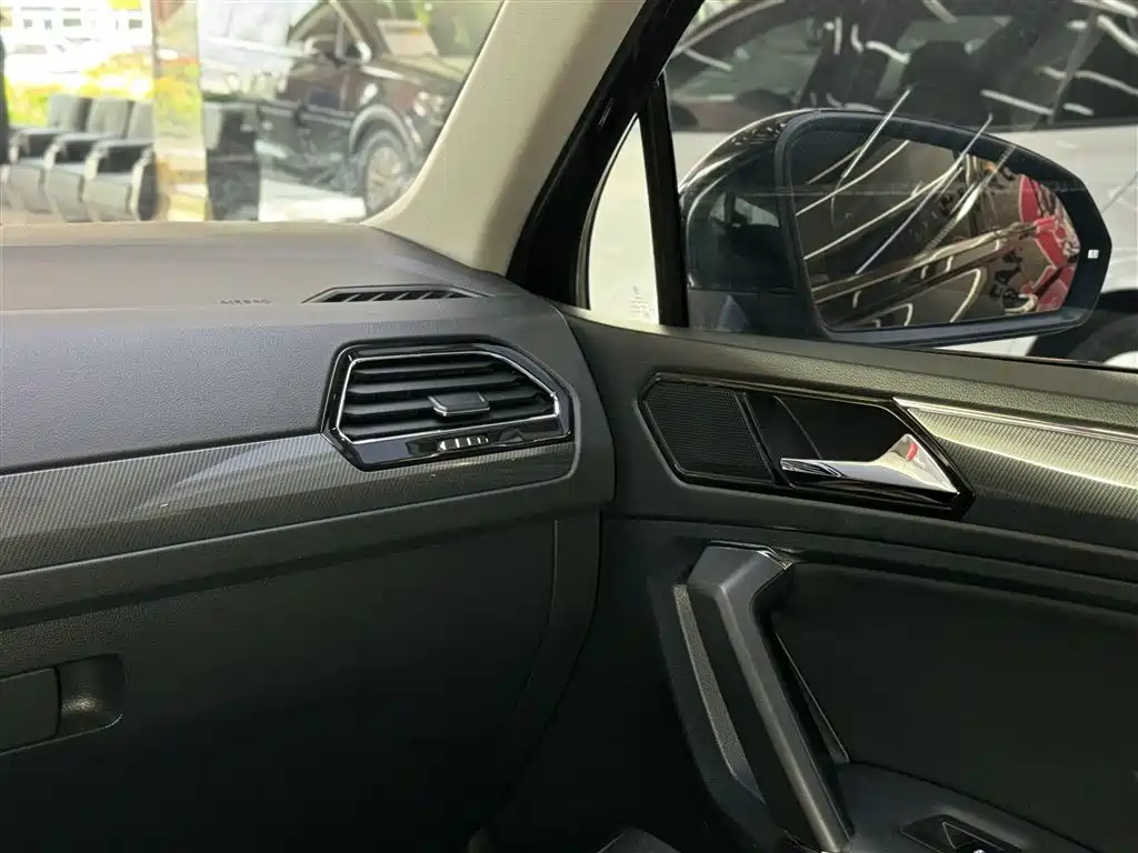 Volkswagen Tiguan L 2021 330TSI Automatic 2WD R-Line Premium фото 28