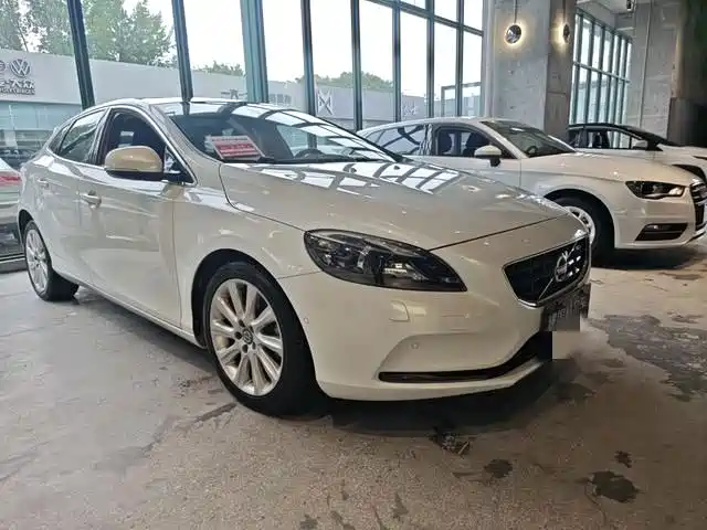 Фото 3 - Volvo V40