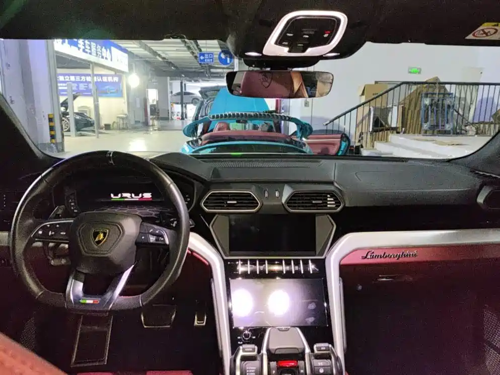 LAMBORGHINI URUS