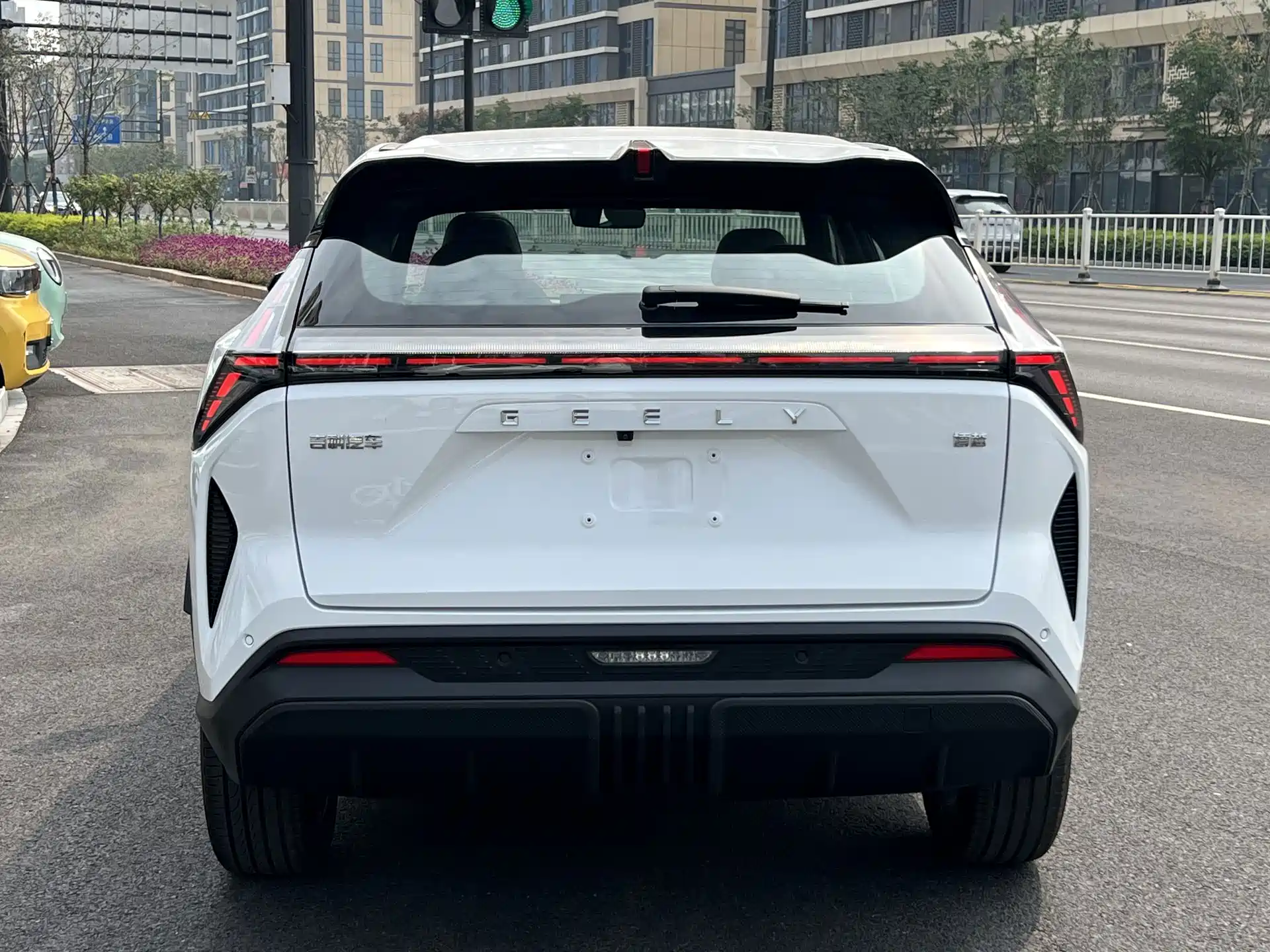 Фото 5 - Geely Atlas