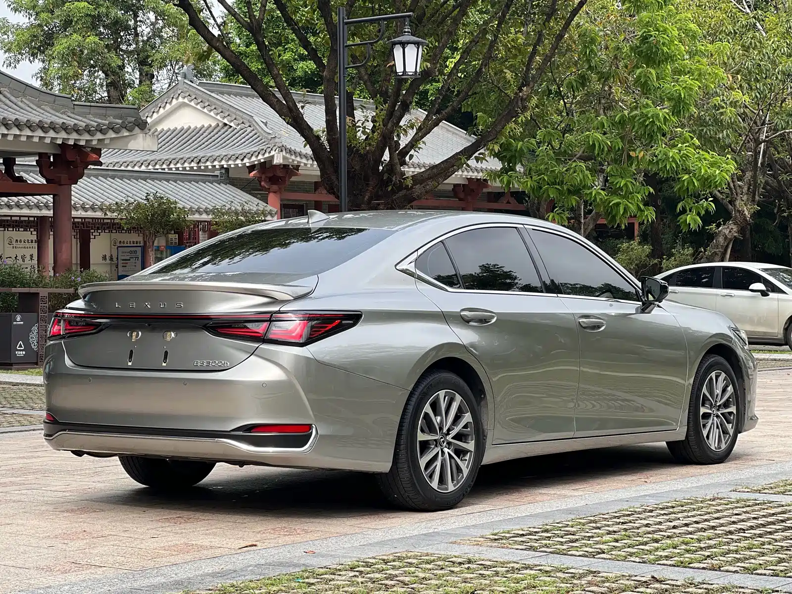 Фото 30 - Lexus ES