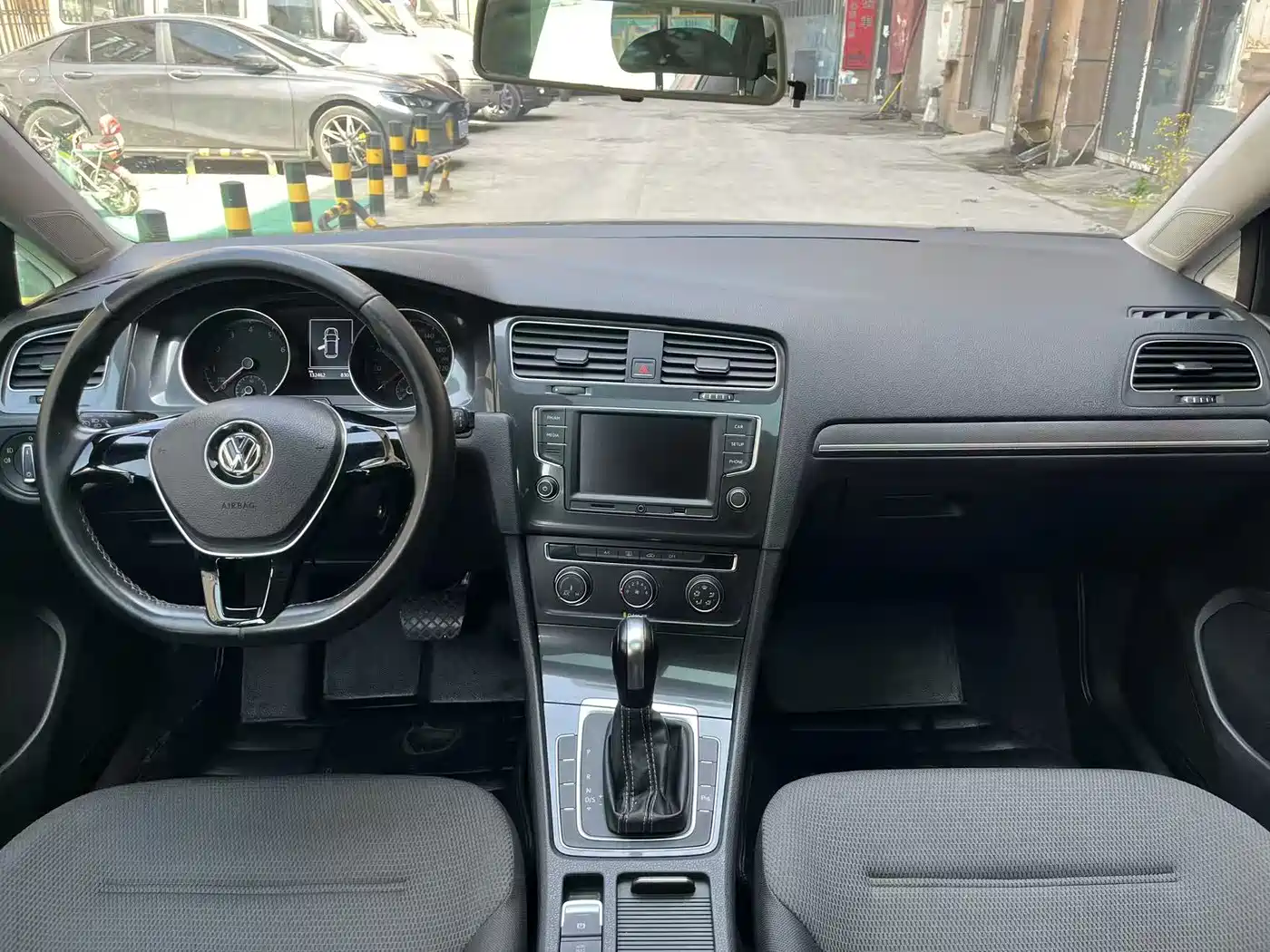 Volkswagen Golf 2017 1.6L Auto Comfort Millionth Edition фото 11