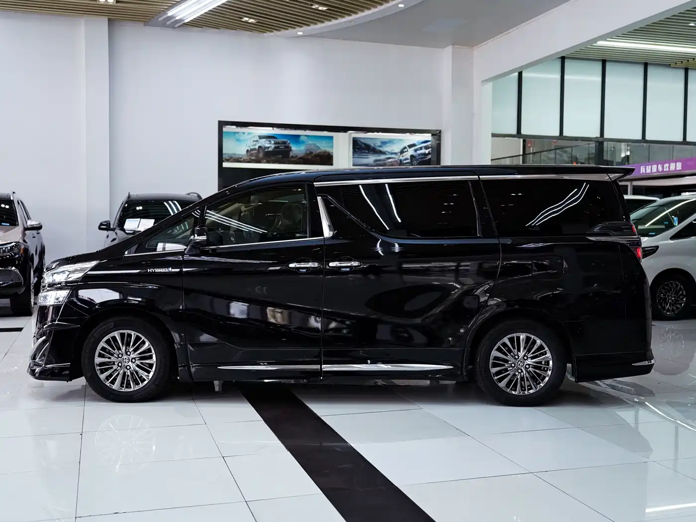 Toyota Vellfire 2019 Hybrid 2.5L HV Premium Edition фото 3