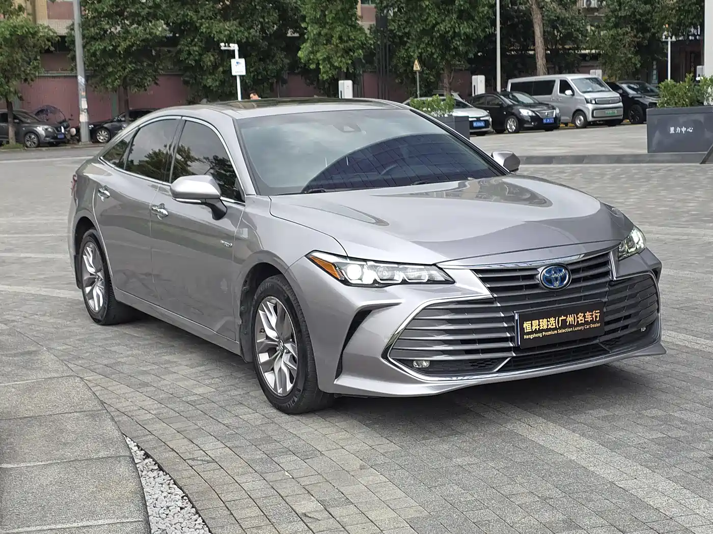 Toyota Avalon 2019 Hybrid 2.5L Luxury Edition China V фото 3