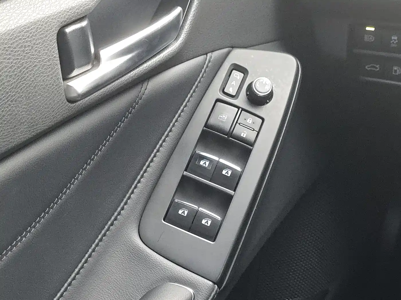 Toyota Avalon 2019 Hybrid 2.5L Luxury Edition China V фото 18