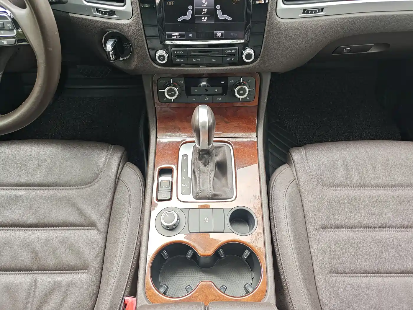Volkswagen Touareg 2015 3.0TSI Standard Edition фото 12
