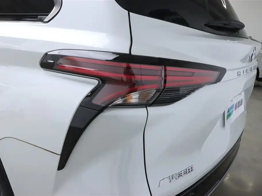 Toyota Sienna 2021 2.5L Hybrid Platinum Edition фото 37