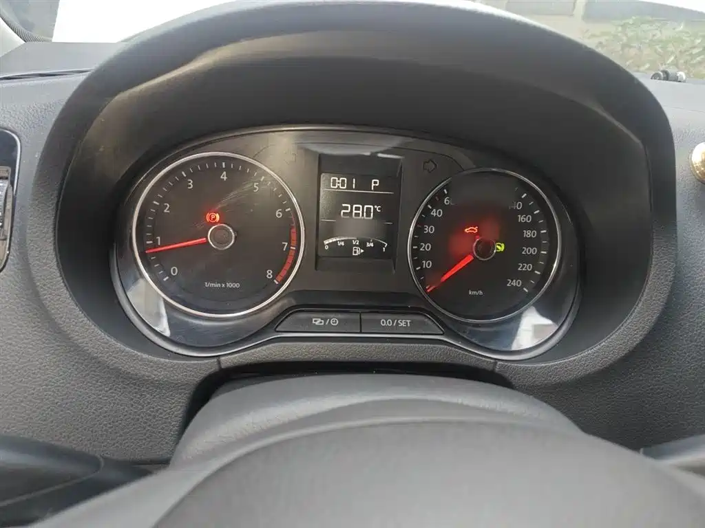 Volkswagen Polo 2014 1.6L Automatic 30th Anniversary Edition фото 4