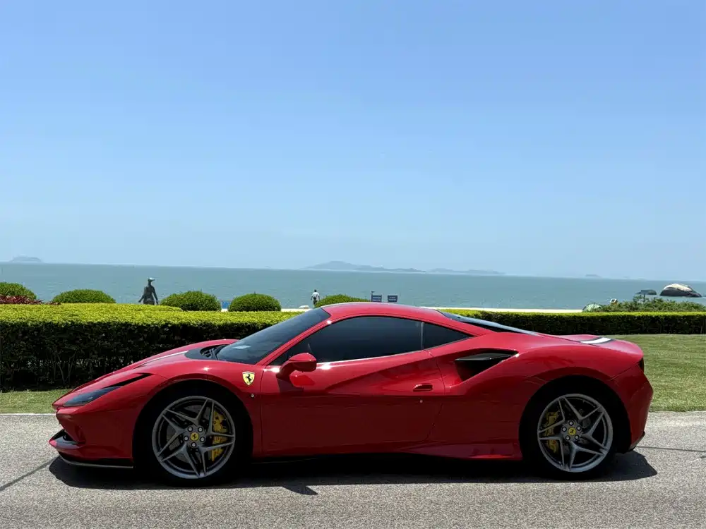FERRARI F8