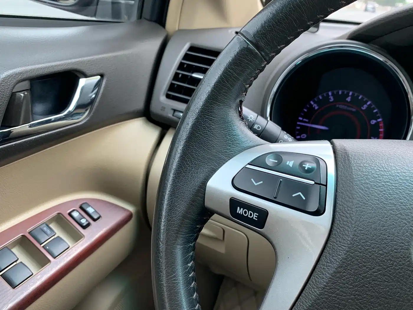 Toyota Highlander 2012 2.7L 2WD 7-Seater Luxury Edition фото 24