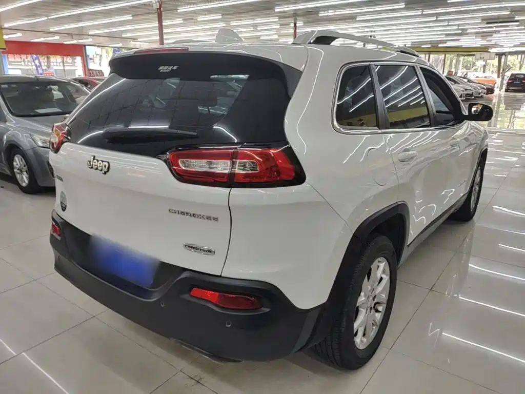 Фото 7 - Jeep Cherokee