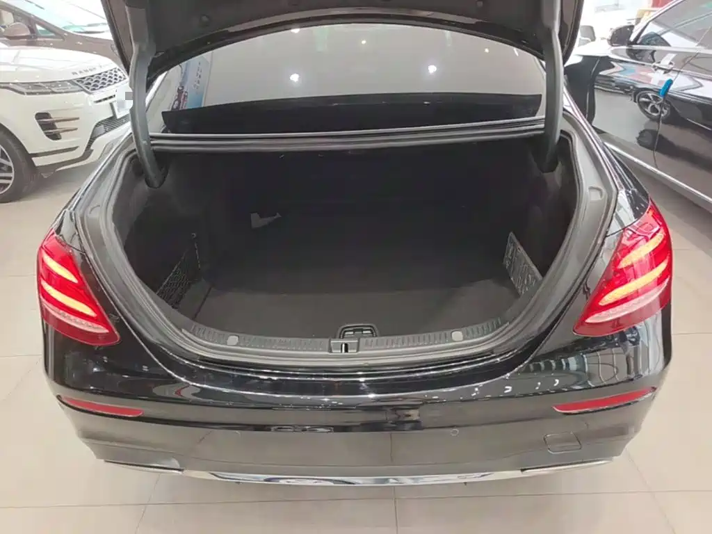 Фото 19 - Mercedes-Benz E-Class