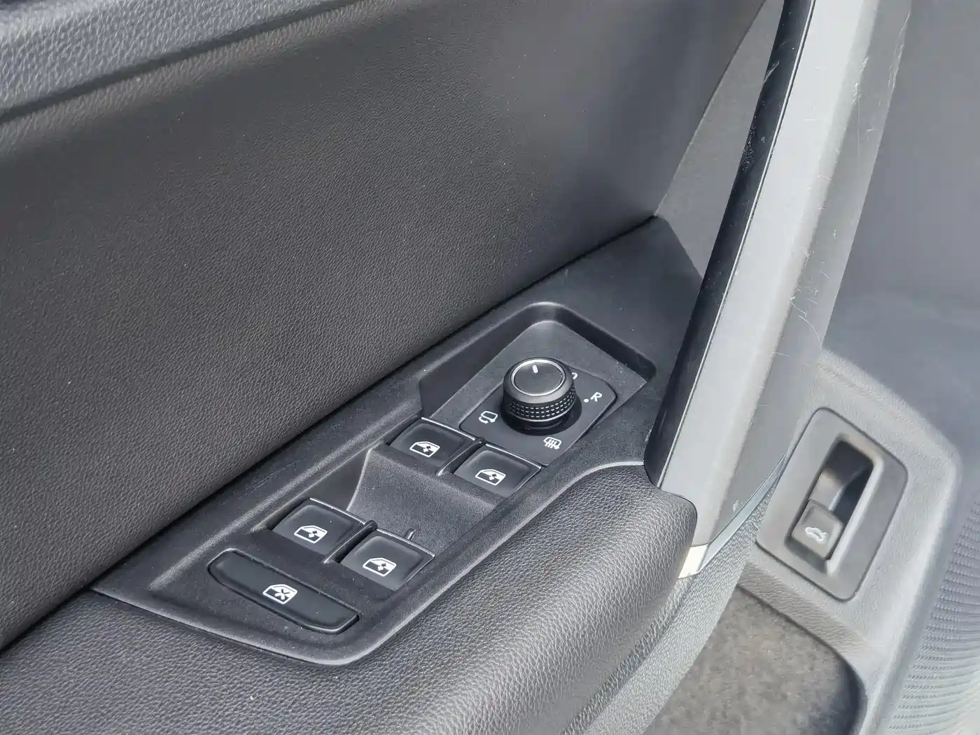 Volkswagen Tayron 2022 330TSI 2WD Luxury Smart Connect Plus фото 11
