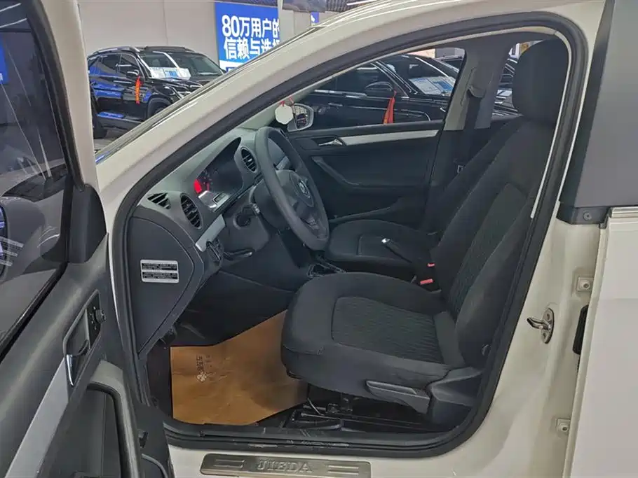 Volkswagen Jetta 2013 1.6L Automatic Comfort фото 9