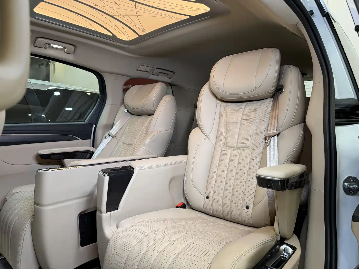 Buick GL8 2025 Land Business Class Comfort DG Edition фото 11