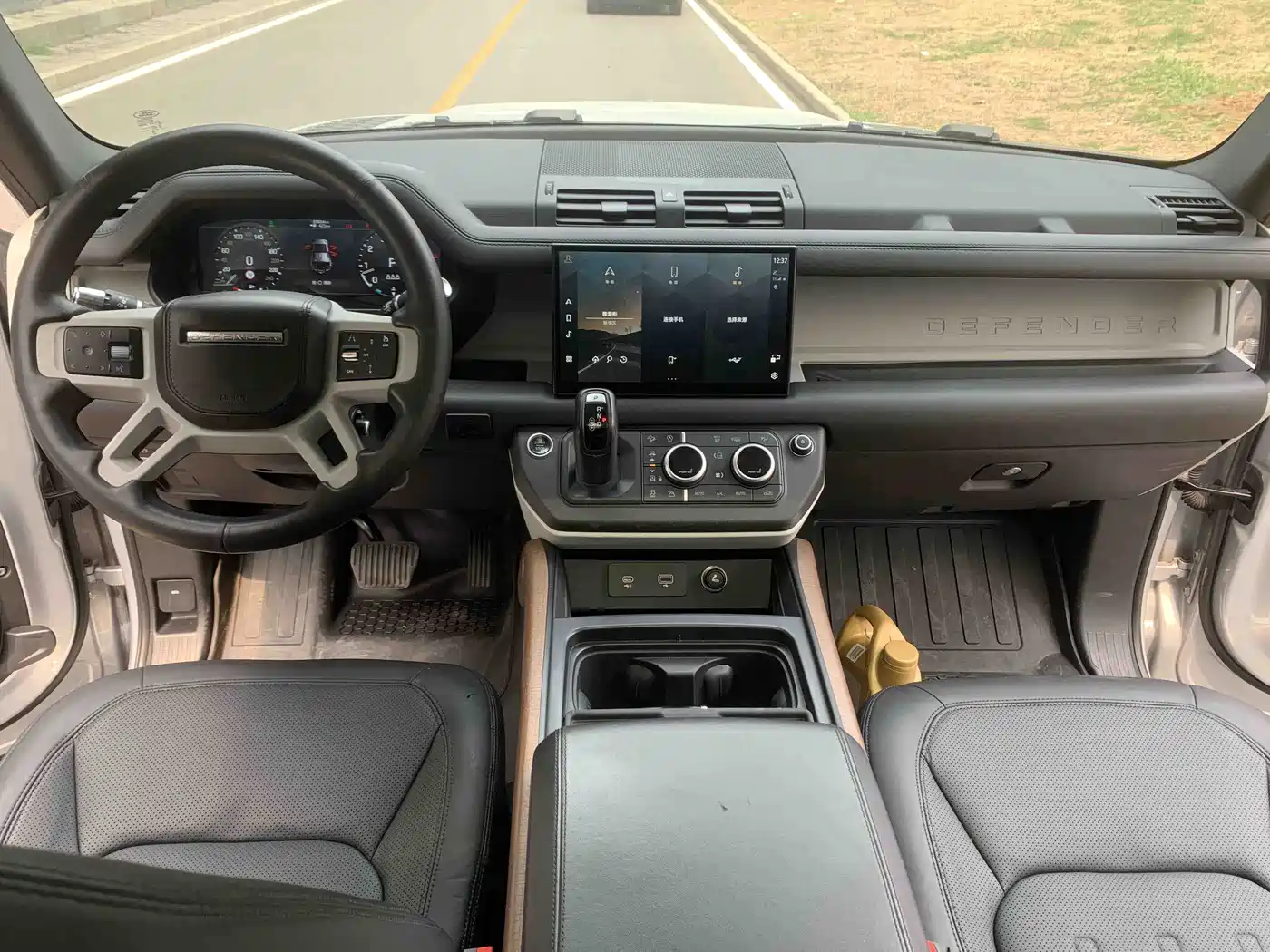 Land Rover Defender 2022 110 P400 Dark Special Edition фото 13