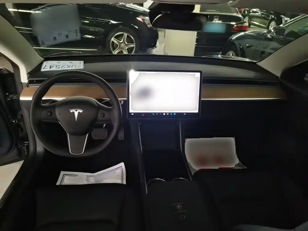 Фото 10 - Tesla Model 3