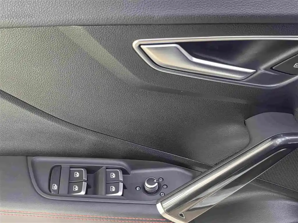 Photo 10 - Audi Q2L