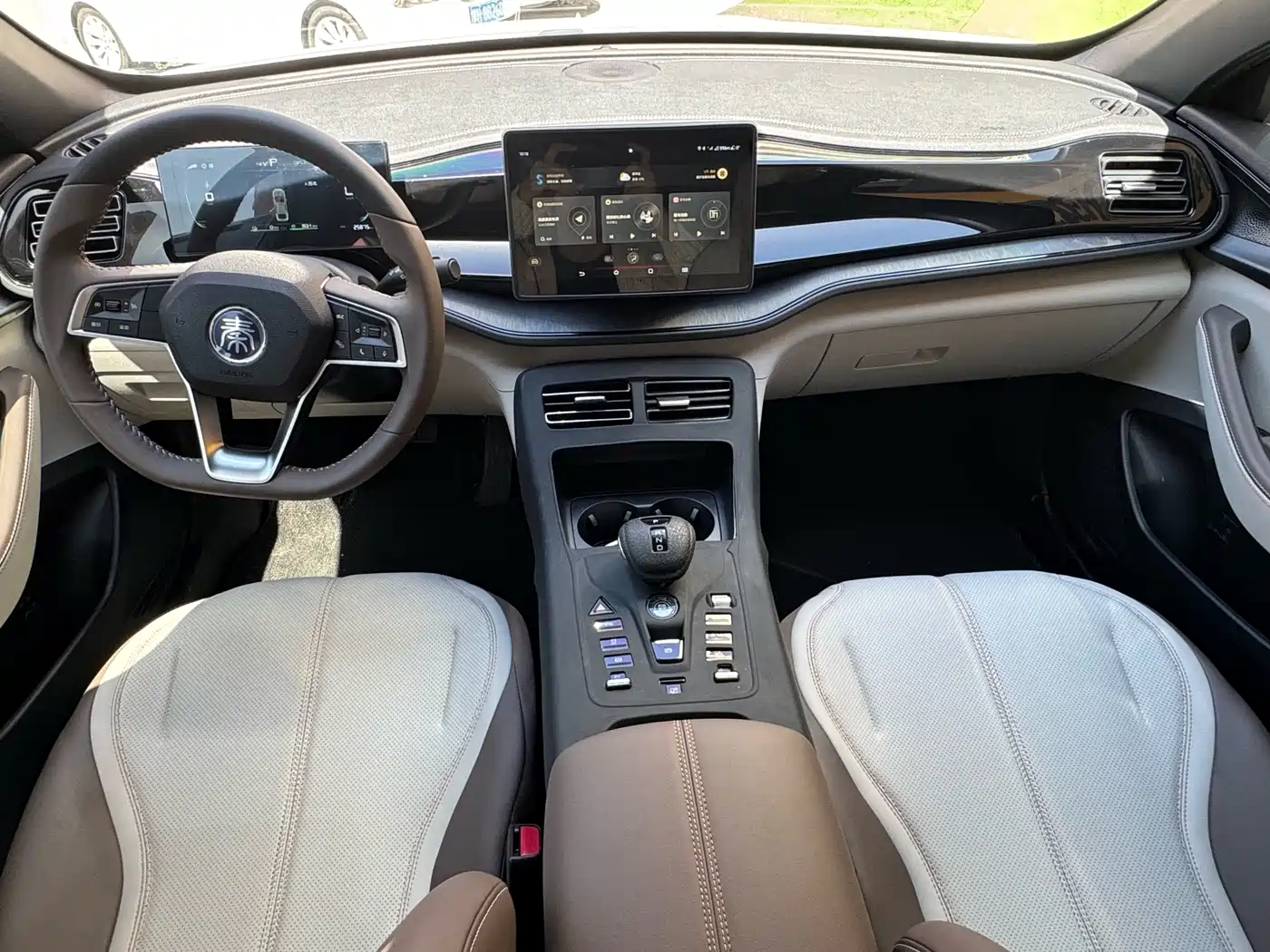 BYD Qin PLUS 2024 Glory Edition DM-i 55KM Leading фото 8