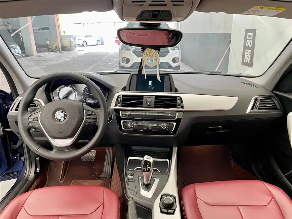 BMW 1 Series (Import) 2018 118i Leading фото 8