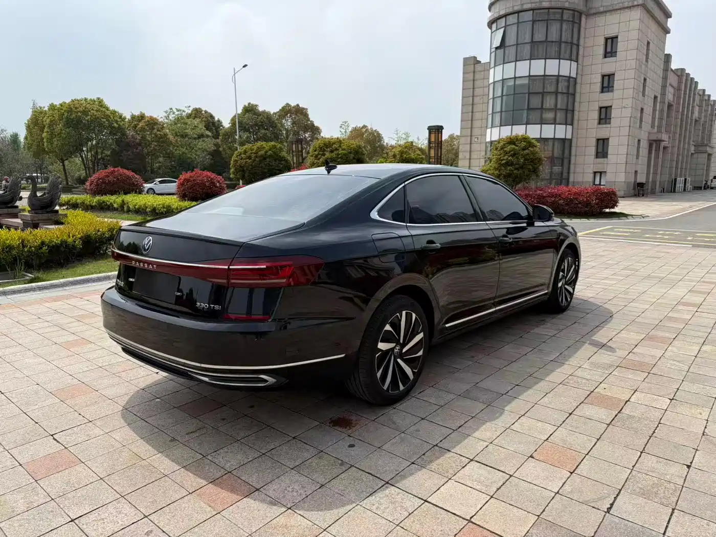 Volkswagen Passat 2023 330TSI Elite Edition фото 9