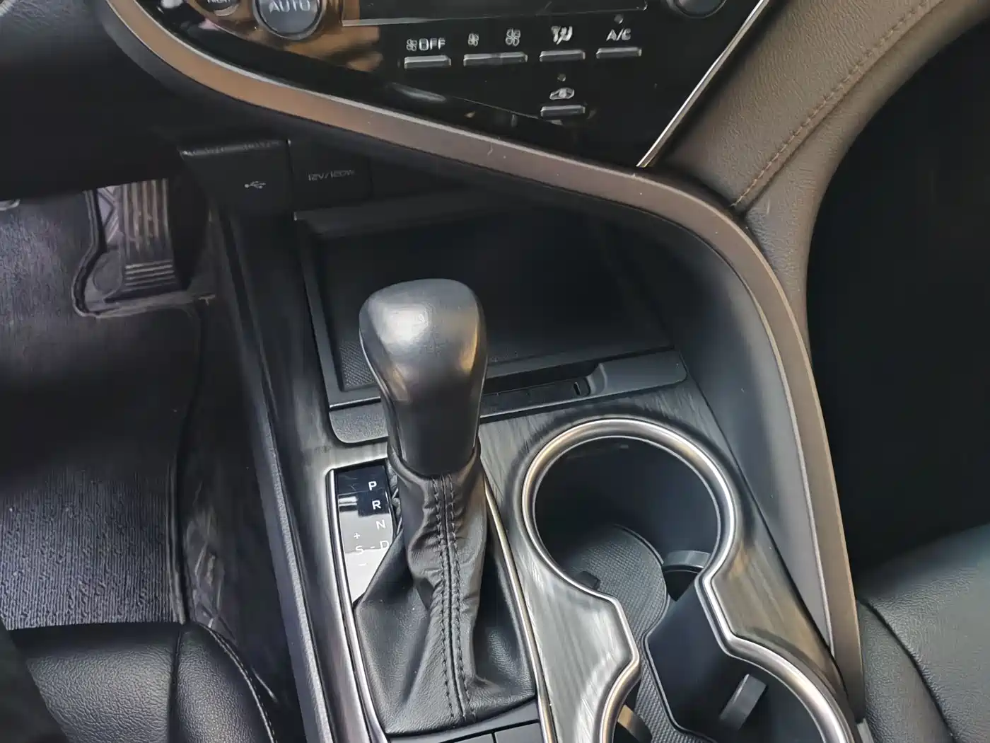 Toyota Camry 2021 Hybrid 2.5HG Luxury Edition фото 11