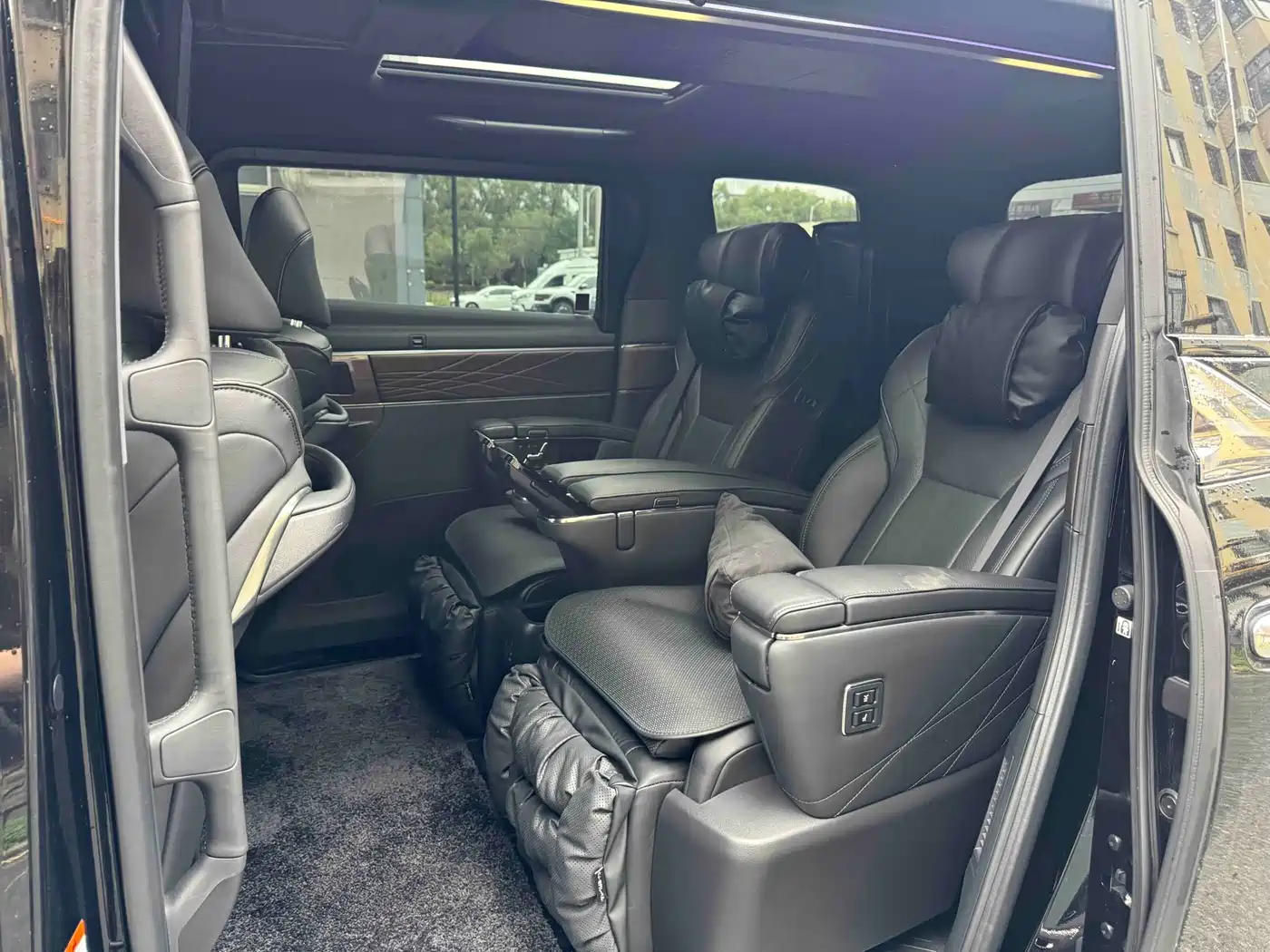 Toyota Vellfire 2024 Crown Hybrid 2.5L Executive Premium Edition фото 8