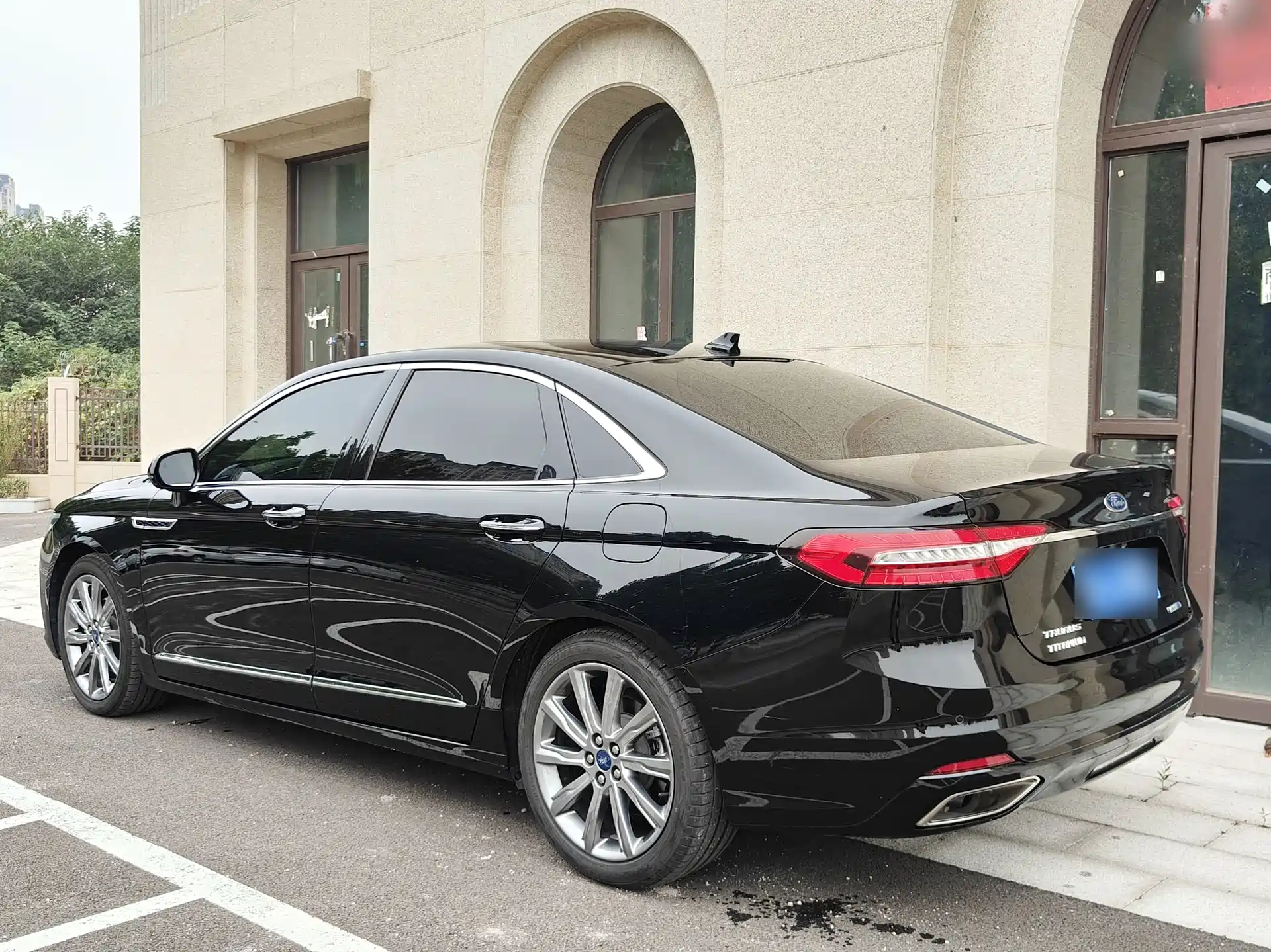 Фото 17 - Ford Taurus