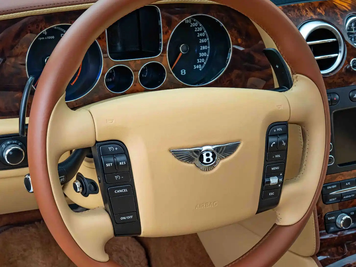 Фото 13 - Bentley Flying Spur