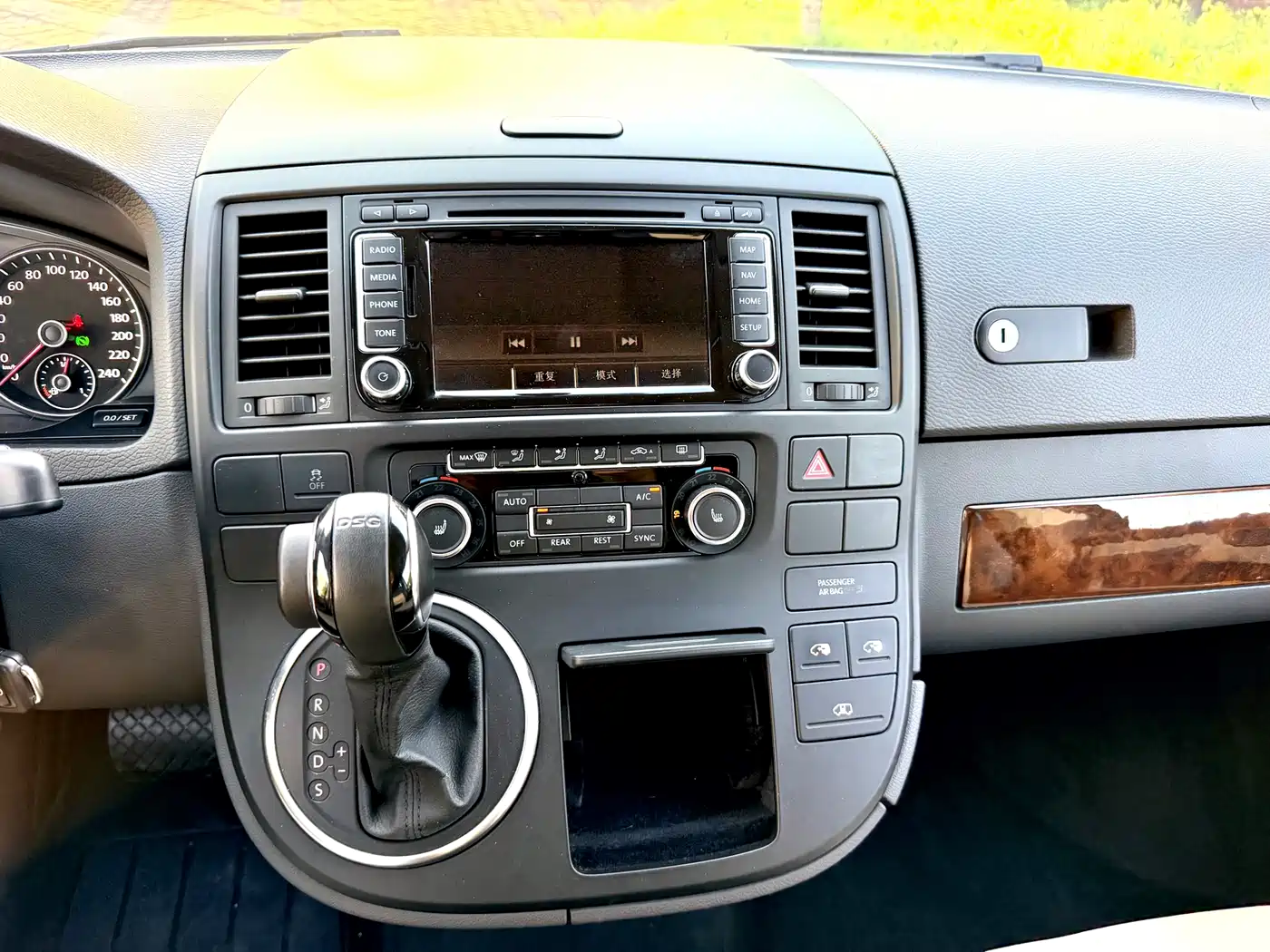 Volkswagen Multivan 2012 2.0TSI 4WD Premium фото 16